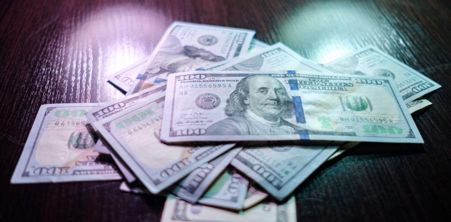 НБУ резко снизил официальный курс доллара к гривне