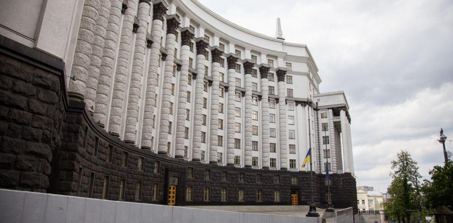 Кабмин Украины обнародовал данные о зарплатах премьера и вице-премьеров