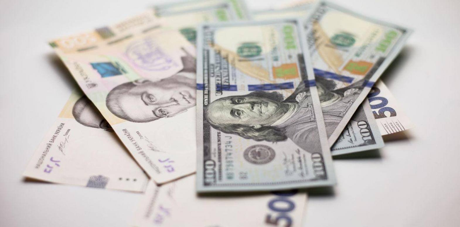 Курс доллара упал до минимума с августа прошлого года