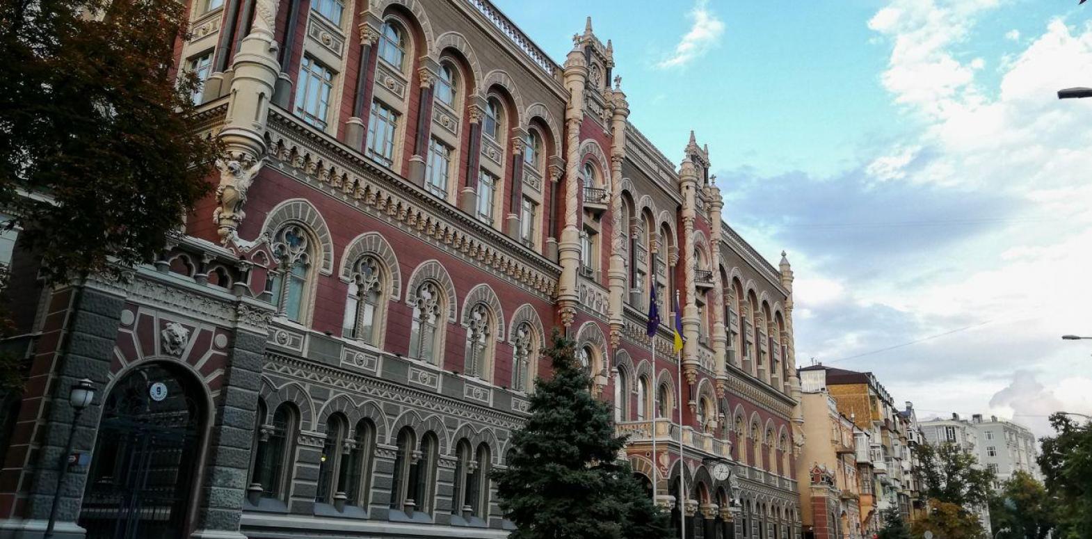 НБУ вышел на межбанк с покупкой долларов впервые за 2,5 месяца