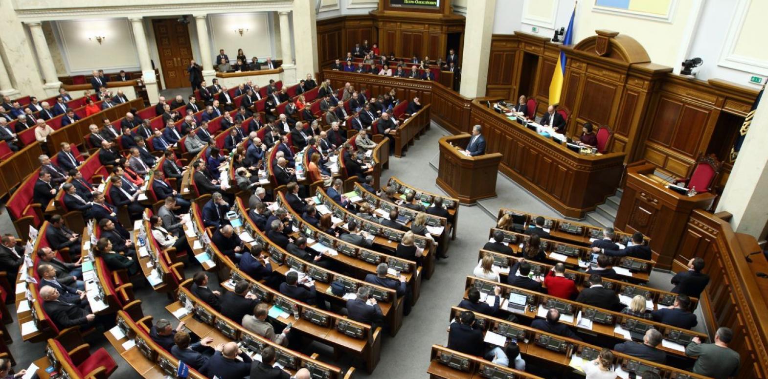 Парламент гарантировал зарплаты педагогам и стипендии студентам