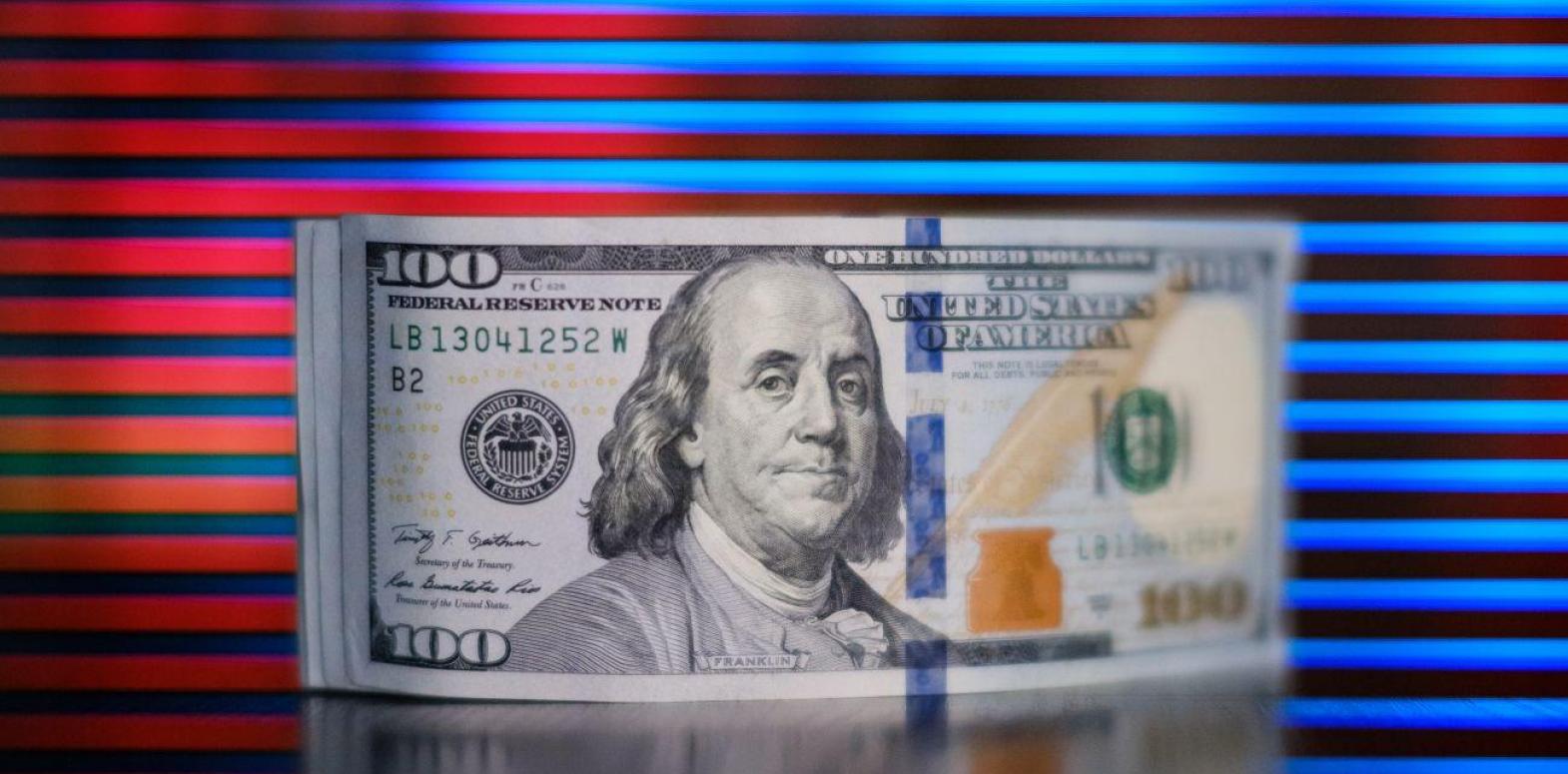 НБУ повысил официальный курс доллара до очередного максимума