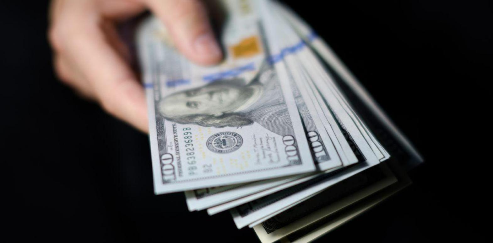 Доллар отошел от максимума: НБУ снизил официальный курс