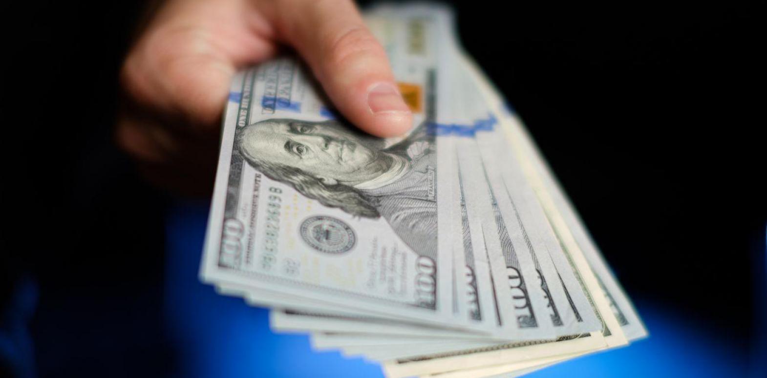 НБУ снижает официальный курс доллара третий день подряд