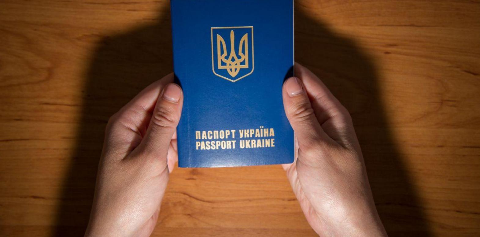 Приостановка консульских услуг для украинских мужчин: в МИД развеяли ряд мифов