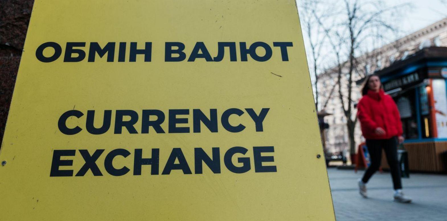 Украинцы увеличили покупку валюты в банках, несмотря на рост курса доллара