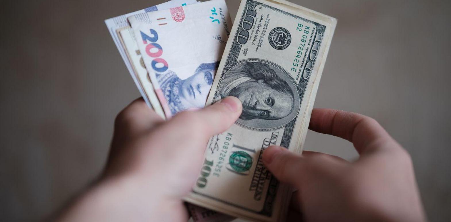 НБУ снова повысил курс доллара до исторического максимума